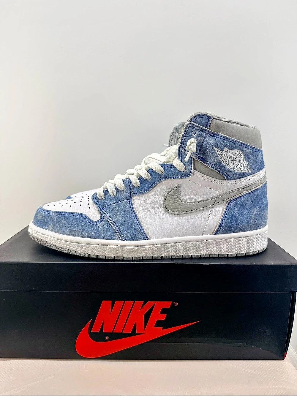 Jordan 1 high OG Hyper Royal size 10.5M